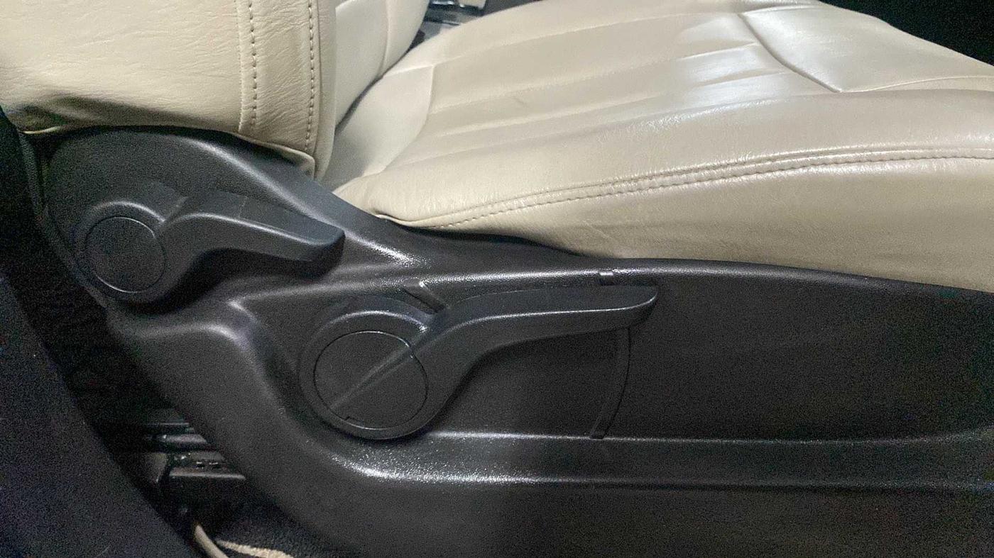 2018 Mahindra XUV500 W7, Diesel, Manual, 67,326 km, Driver Side Adjustment Panel