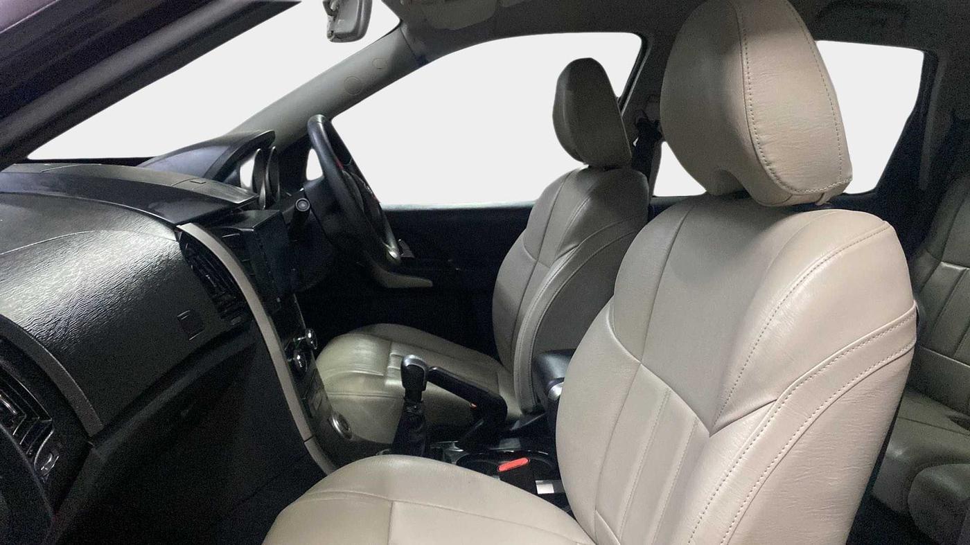 2018 Mahindra XUV500 W7, Diesel, Manual, 67,326 km, Right Side Front Door Cabin