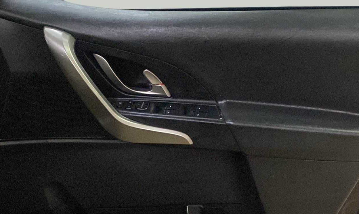 2018 Mahindra XUV500 W7, Diesel, Manual, 67,326 km, Driver Side Door Panels Control