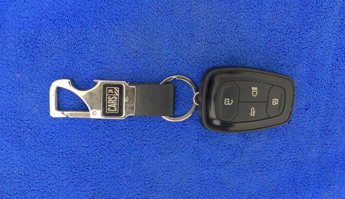 2020 Tata ALTROZ XZ PETROL, Petrol, Manual, 24,581 km, Key Close Up