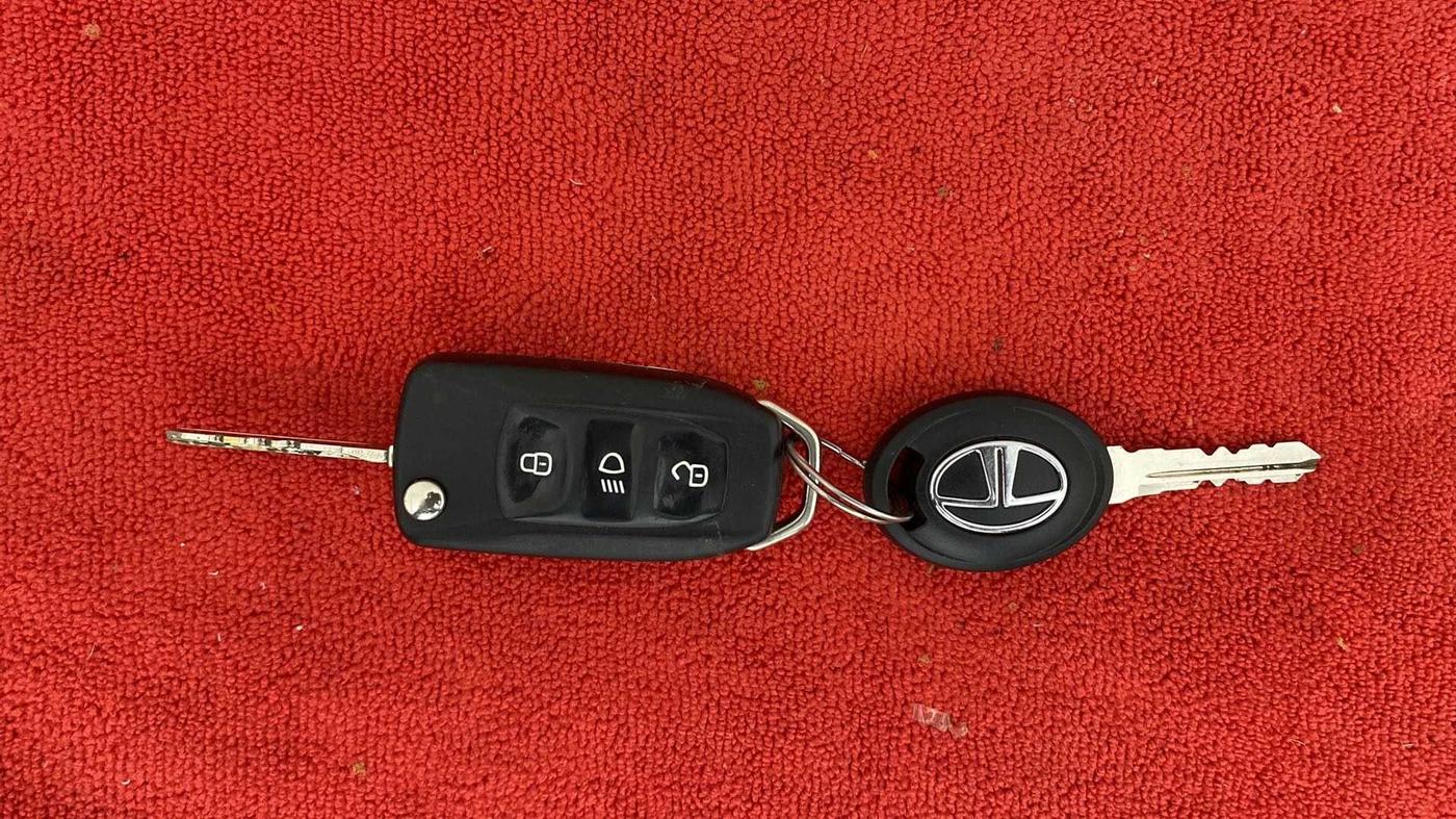 2018 Tata Tiago XZ PETROL, CNG, Manual, 63,258 km, Key Close Up