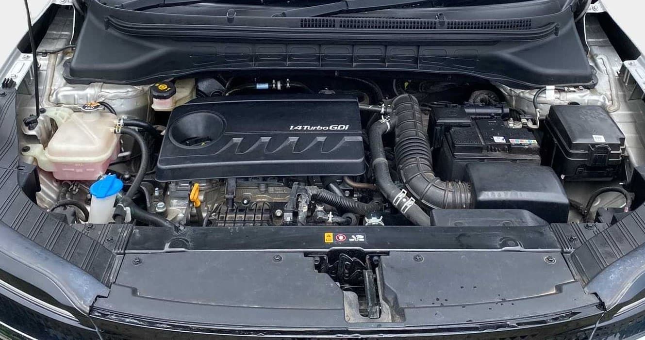 2023 KIA CARENS LUXURY PLUS 1.4 PETROL DCT 7 STR, Petrol, Automatic, 9,571 km, Open Bonet