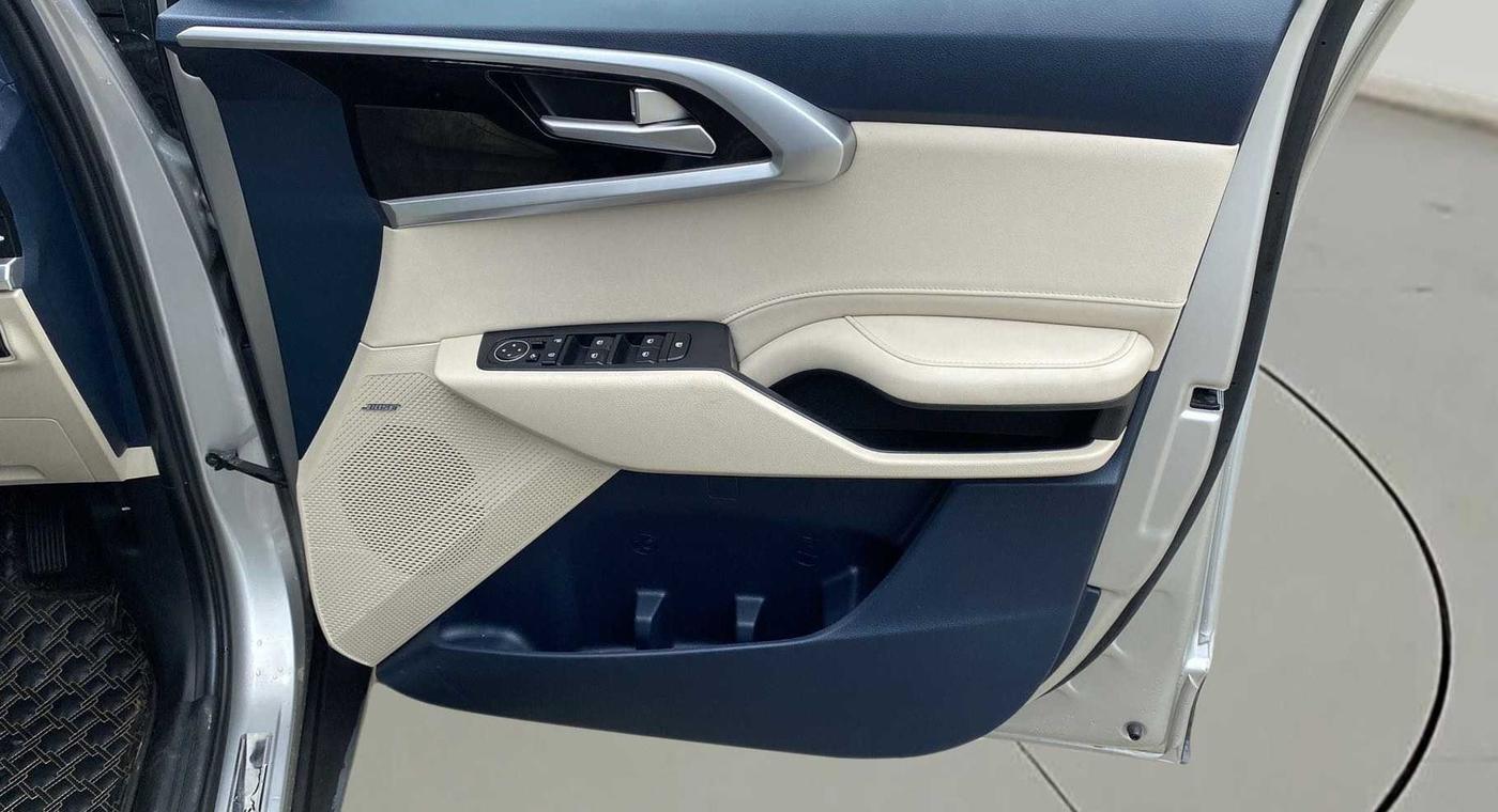 2023 KIA CARENS LUXURY PLUS 1.4 PETROL DCT 7 STR, Petrol, Automatic, 9,571 km, Driver Side Door Panels Control