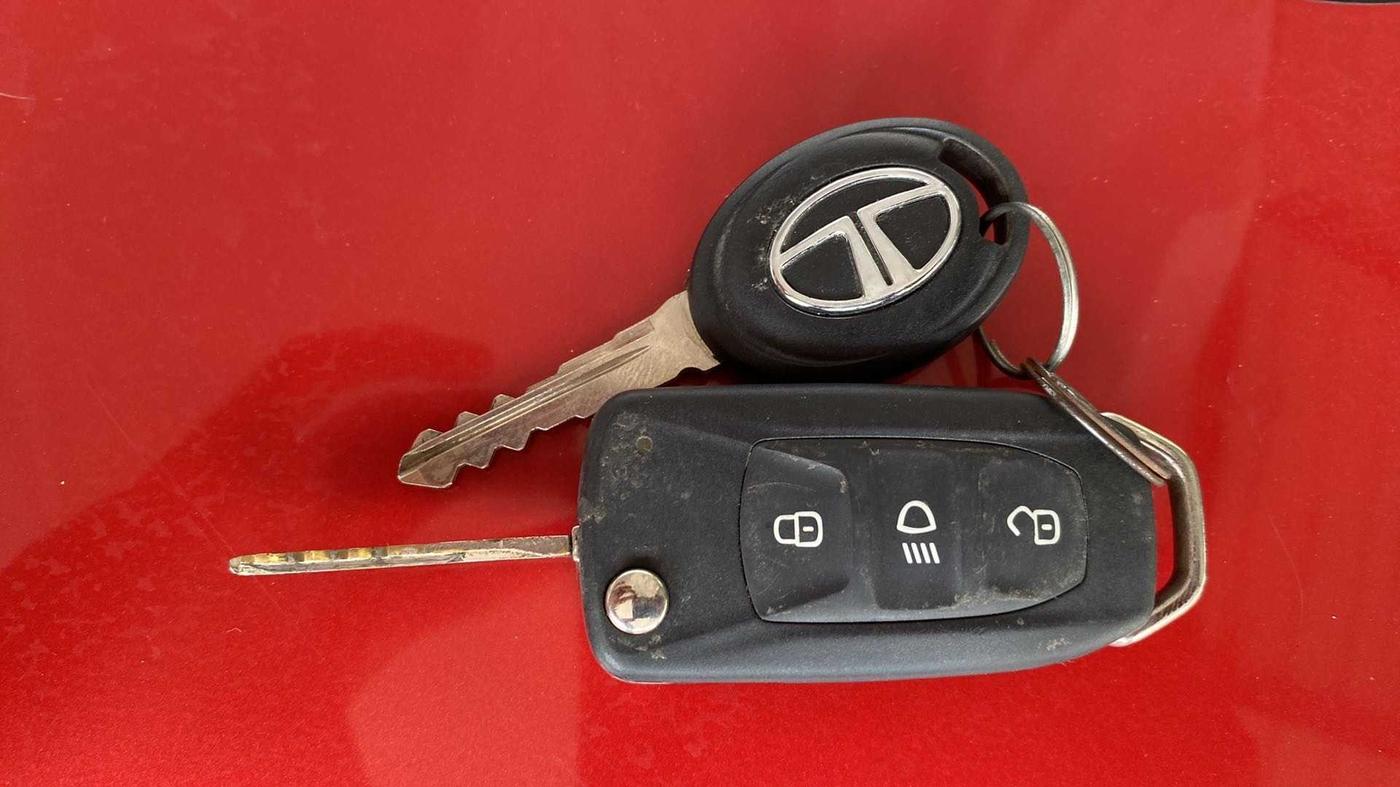2018 Tata TIGOR XZ PETROL, CNG, Manual, 68,548 km, Key Close Up