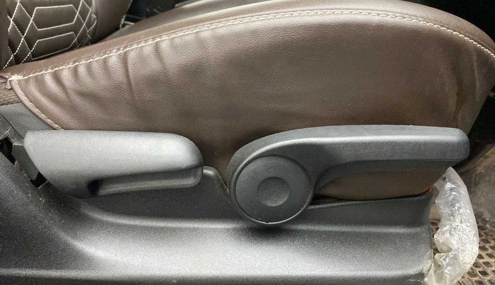 2021 Toyota URBAN CRUISER PREMIUM GRADE AT DUAL TONE, Petrol, Automatic, 82,237 km, Driver Side Adjustment Panel