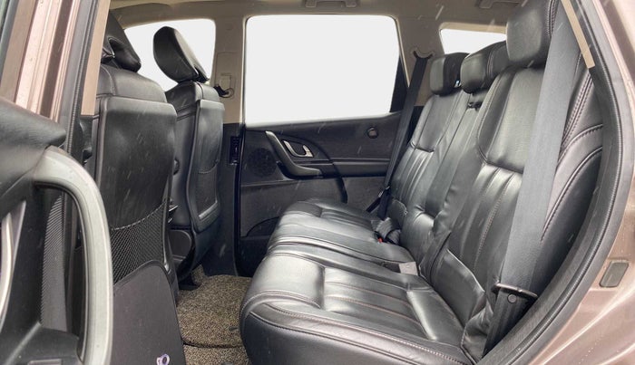 2017 Mahindra XUV500 W10 AT, Diesel, Automatic, 88,599 km, Right Side Rear Door Cabin