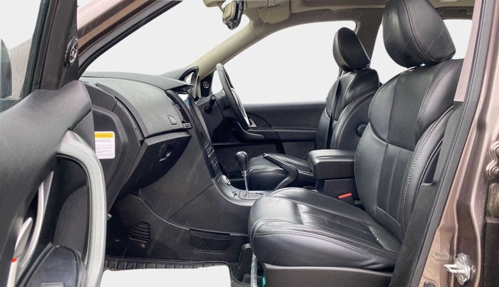 2017 Mahindra XUV500 W10 AT, Diesel, Automatic, 88,599 km, Right Side Front Door Cabin