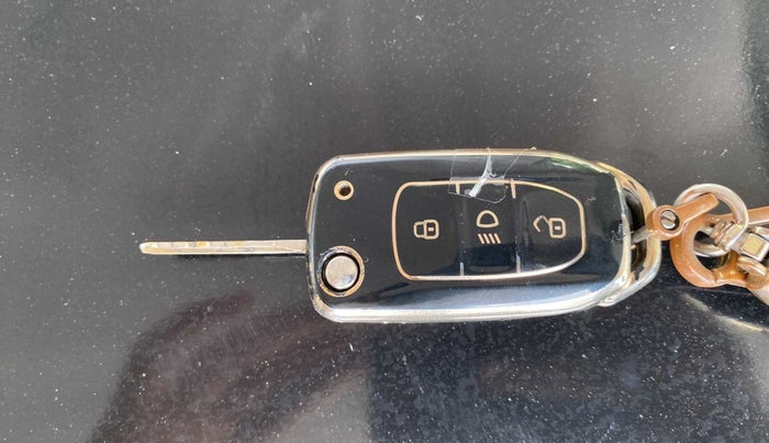 2017 Tata Tiago XZ PETROL, Petrol, Manual, 70,332 km, Key Close Up