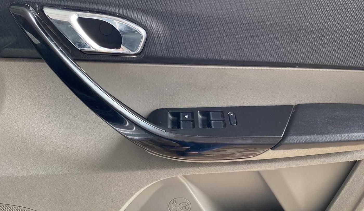 2017 Tata Tiago XZ PETROL, Petrol, Manual, 70,332 km, Driver Side Door Panels Control
