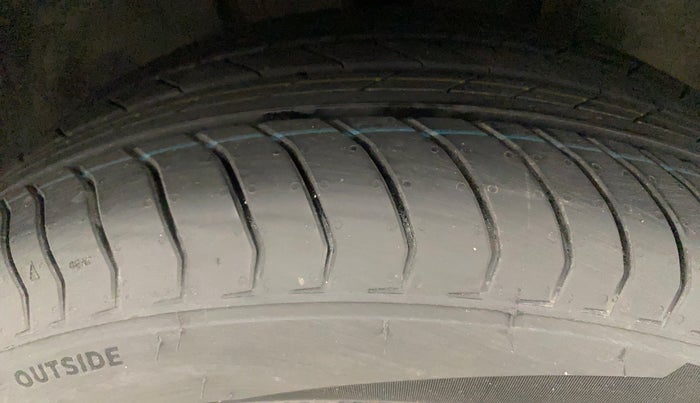 2021 Skoda KUSHAQ STYLE 1.0L TSI AT, Petrol, Automatic, 39,931 km, Right Front Tyre Tread