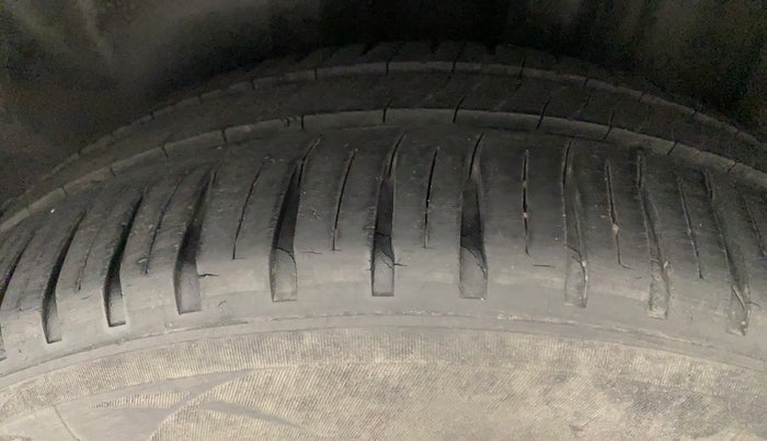 2012 Volkswagen Vento HIGHLINE DIESEL 1.6, Diesel, Manual, 84,928 km, Left Rear Tyre Tread