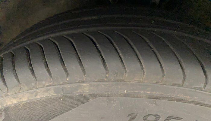 2012 Volkswagen Vento HIGHLINE DIESEL 1.6, Diesel, Manual, 84,928 km, Left Front Tyre Tread