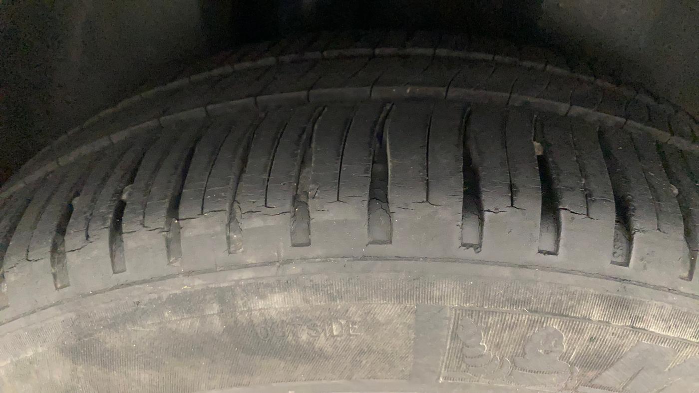 2012 Volkswagen Vento HIGHLINE DIESEL 1.6, Diesel, Manual, 84,928 km, Right Front Tyre Tread