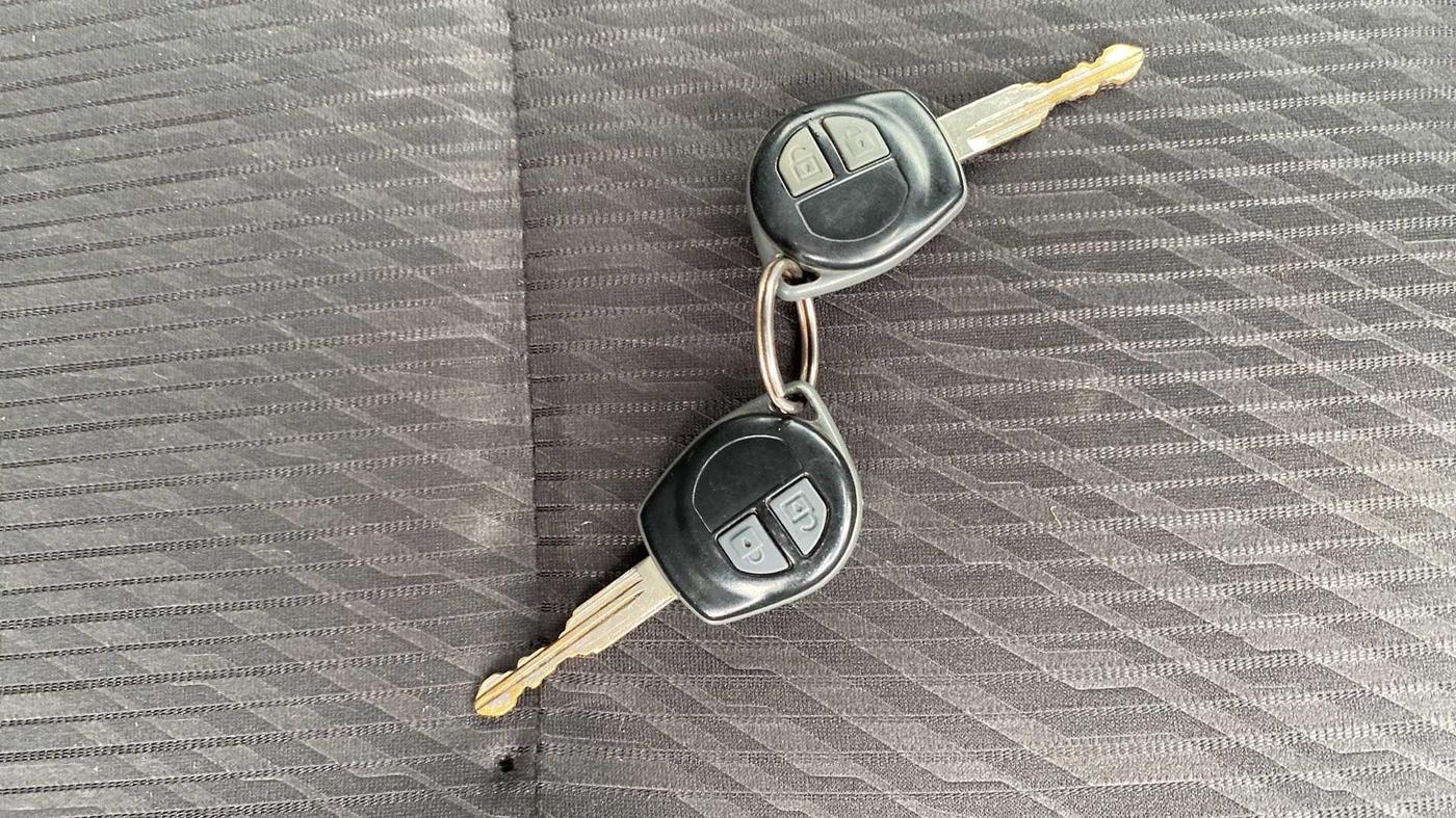 2016 Maruti Swift VXI, Petrol, Manual, 71,405 km, Key Close Up