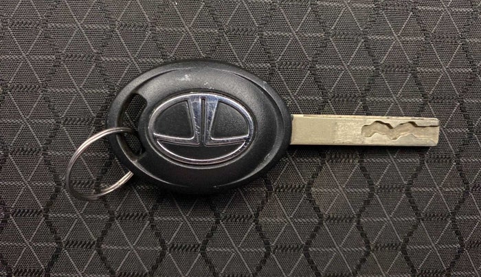 2021 Tata ALTROZ XE PETROL, Petrol, Manual, 35,530 km, Key Close Up