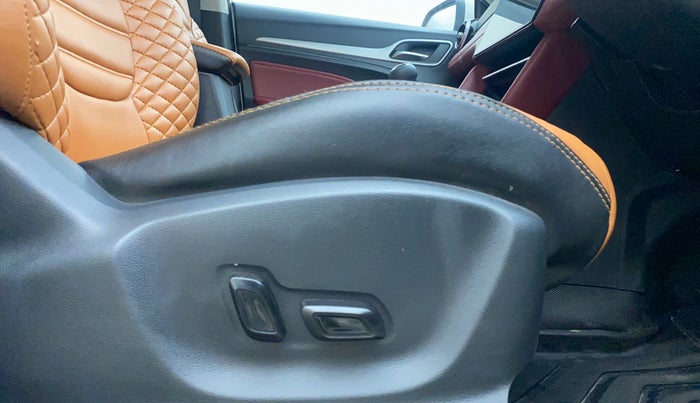 2022 MG ASTOR SHARP 1.5 MT, Petrol, Manual, 33,147 km, Driver Side Adjustment Panel