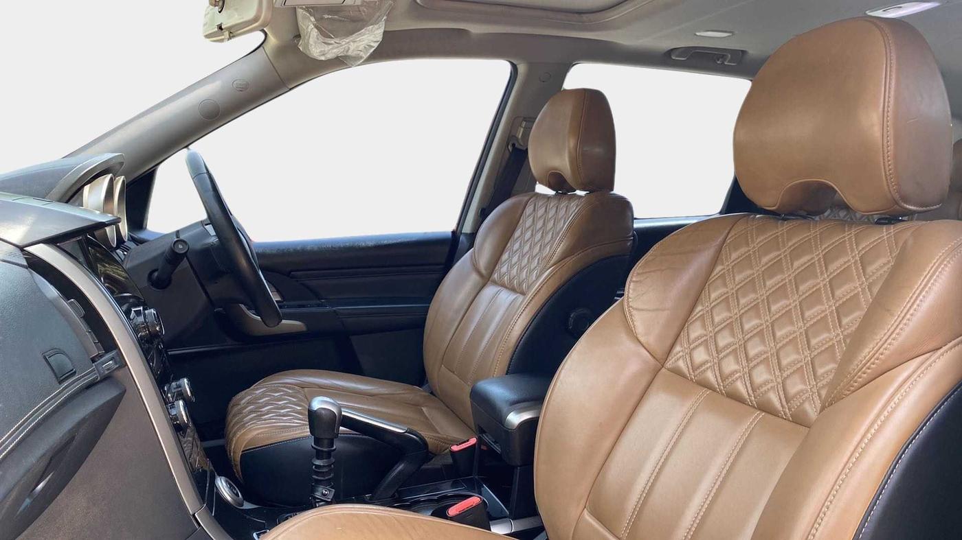 2019 Mahindra XUV500 W11, Diesel, Manual, 88,544 km, Right Side Front Door Cabin
