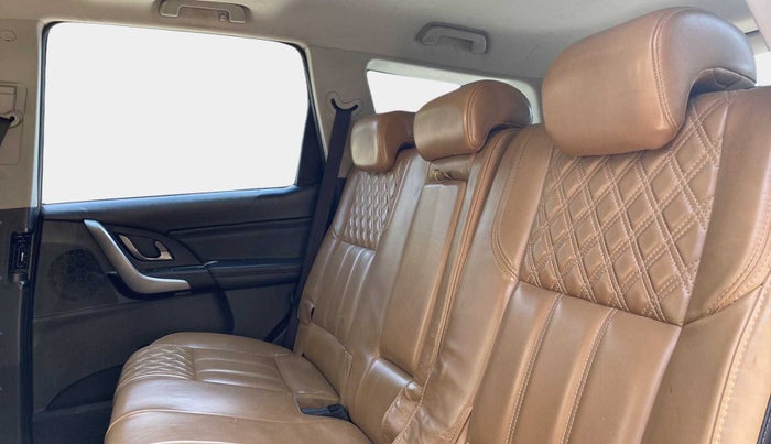 2019 Mahindra XUV500 W11, Diesel, Manual, 88,544 km, Right Side Rear Door Cabin