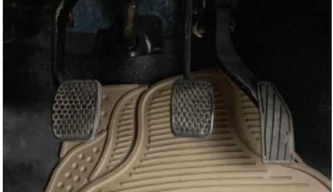 2020 Maruti Alto VXI, Petrol, Manual, 32,285 km, Pedals