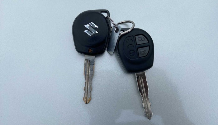 2017 Maruti Ciaz DELTA 1.4 MT PETROL, Petrol, Manual, 16,942 km, Key Close Up