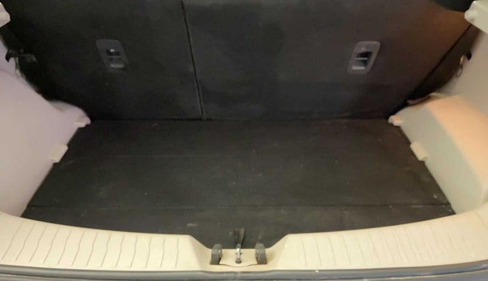 2020 Mahindra XUV300 W8 (O) 1.2 PETROL, Petrol, Manual, 31,731 km, Boot Inside