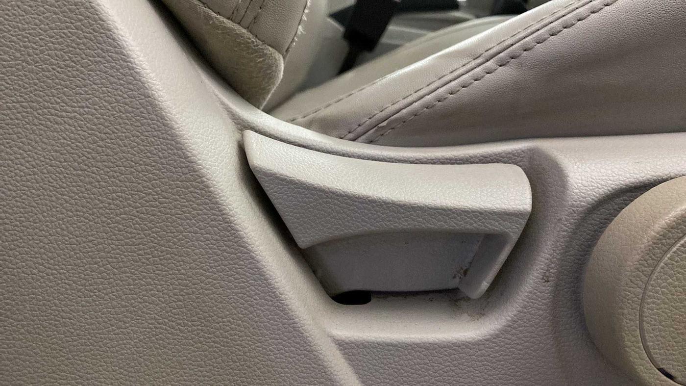 2020 Mahindra XUV300 W8 (O) 1.2 PETROL, Petrol, Manual, 31,731 km, Driver Side Adjustment Panel