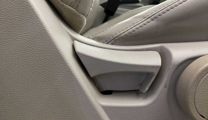 2020 Mahindra XUV300 W8 (O) 1.2 PETROL, Petrol, Manual, 31,731 km, Driver Side Adjustment Panel