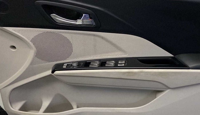 2020 Mahindra XUV300 W8 (O) 1.2 PETROL, Petrol, Manual, 31,731 km, Driver Side Door Panels Control