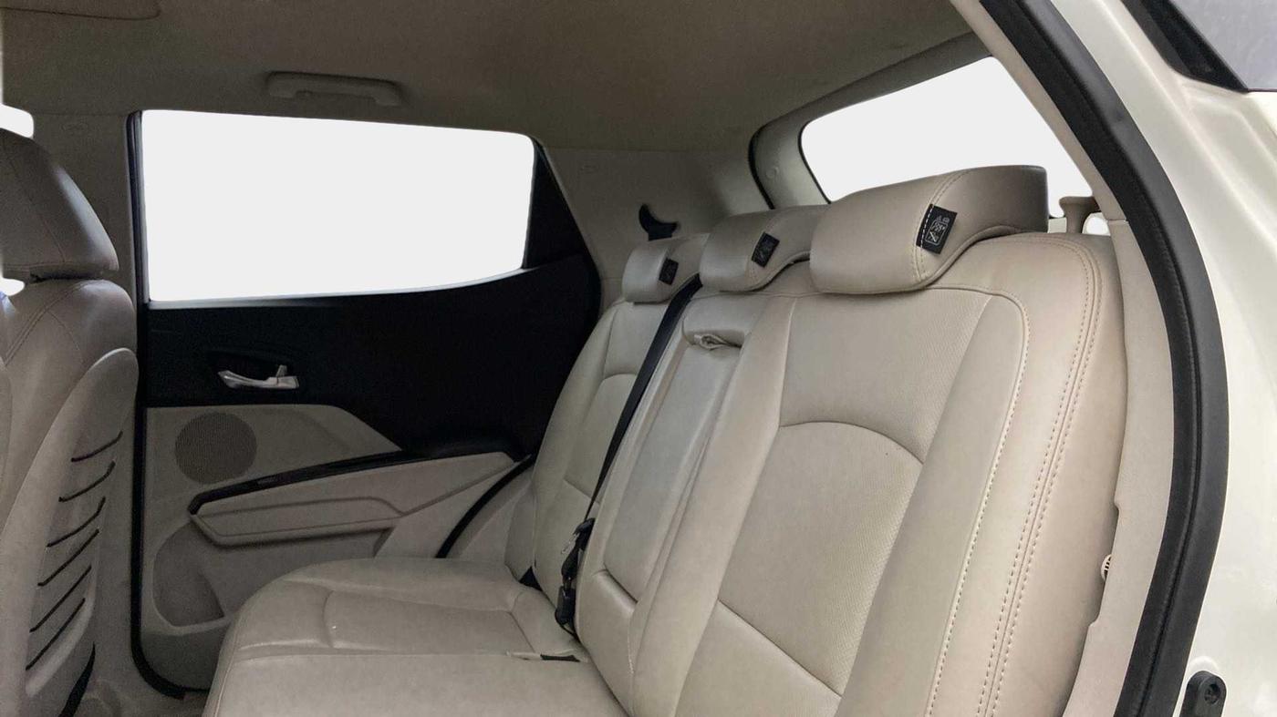2020 Mahindra XUV300 W8 (O) 1.2 PETROL, Petrol, Manual, 31,731 km, Right Side Rear Door Cabin