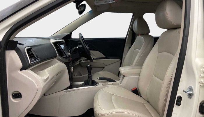 2020 Mahindra XUV300 W8 (O) 1.2 PETROL, Petrol, Manual, 31,731 km, Right Side Front Door Cabin