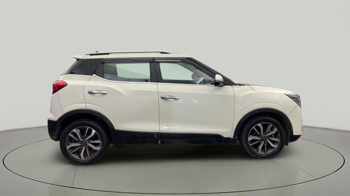 2020 Mahindra XUV300 W8 (O) 1.2 PETROL, Petrol, Manual, 31,731 km, Right Side View