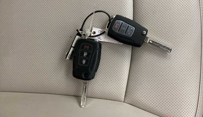 2020 Mahindra XUV300 W8 (O) 1.2 PETROL, Petrol, Manual, 31,731 km, Key Close Up