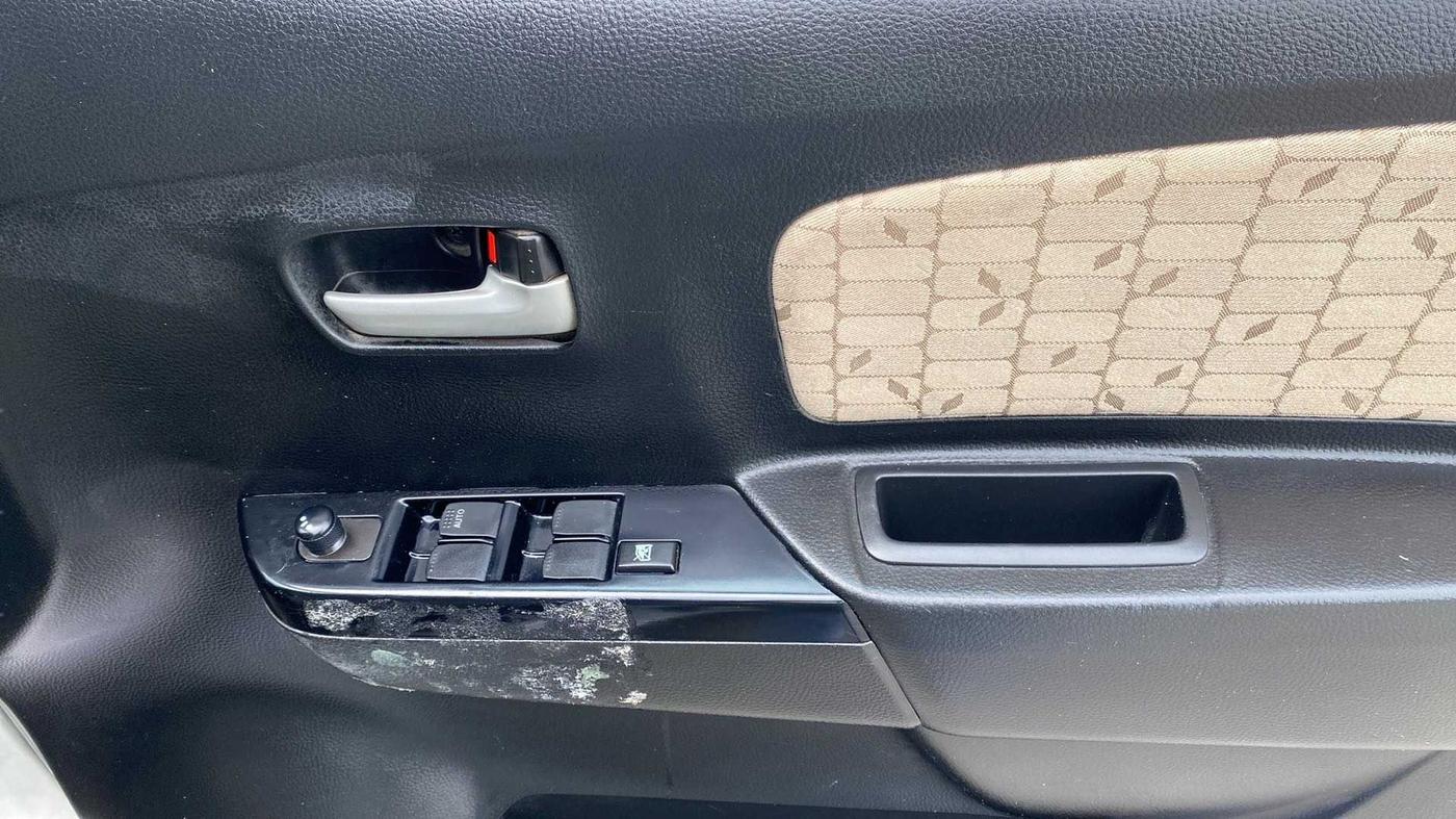 2018 Maruti Wagon R 1.0 VXI (O) AMT, Petrol, Automatic, 33,841 km, Driver Side Door Panels Control