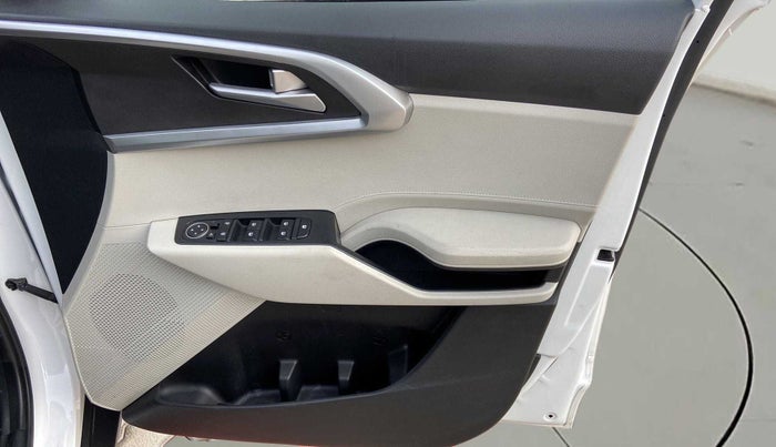 2022 KIA CARENS PRESTIGE PLUS 1.4 PETROL DCT 7 STR, Petrol, Automatic, 17,371 km, Driver Side Door Panels Control