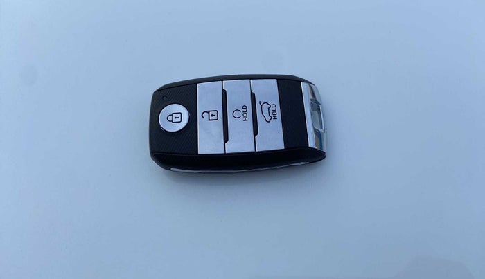 2022 KIA CARENS PRESTIGE PLUS 1.4 PETROL DCT 7 STR, Petrol, Automatic, 17,371 km, Key Close Up