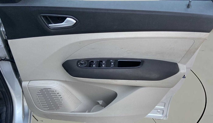 2019 Renault TRIBER RXZ, Petrol, Manual, 47,452 km, Driver Side Door Panels Control