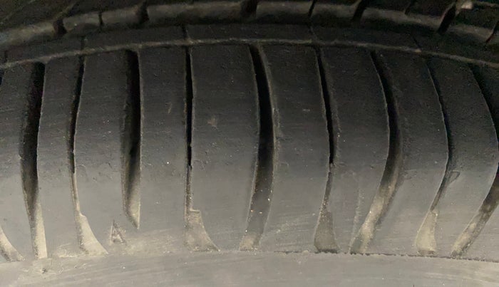 2018 Hyundai Grand i10 MAGNA AT 1.2 KAPPA VTVT, Petrol, Automatic, 67,851 km, Right Front Tyre Tread