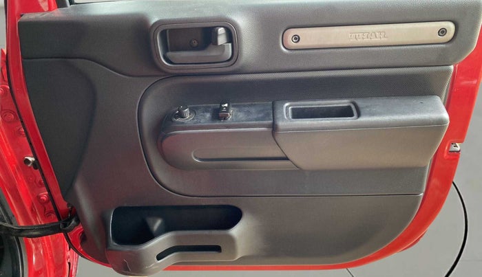 2021 Mahindra Thar LX D AT 4WD HT, Diesel, Automatic, 30,063 km, Driver Side Door Panels Control