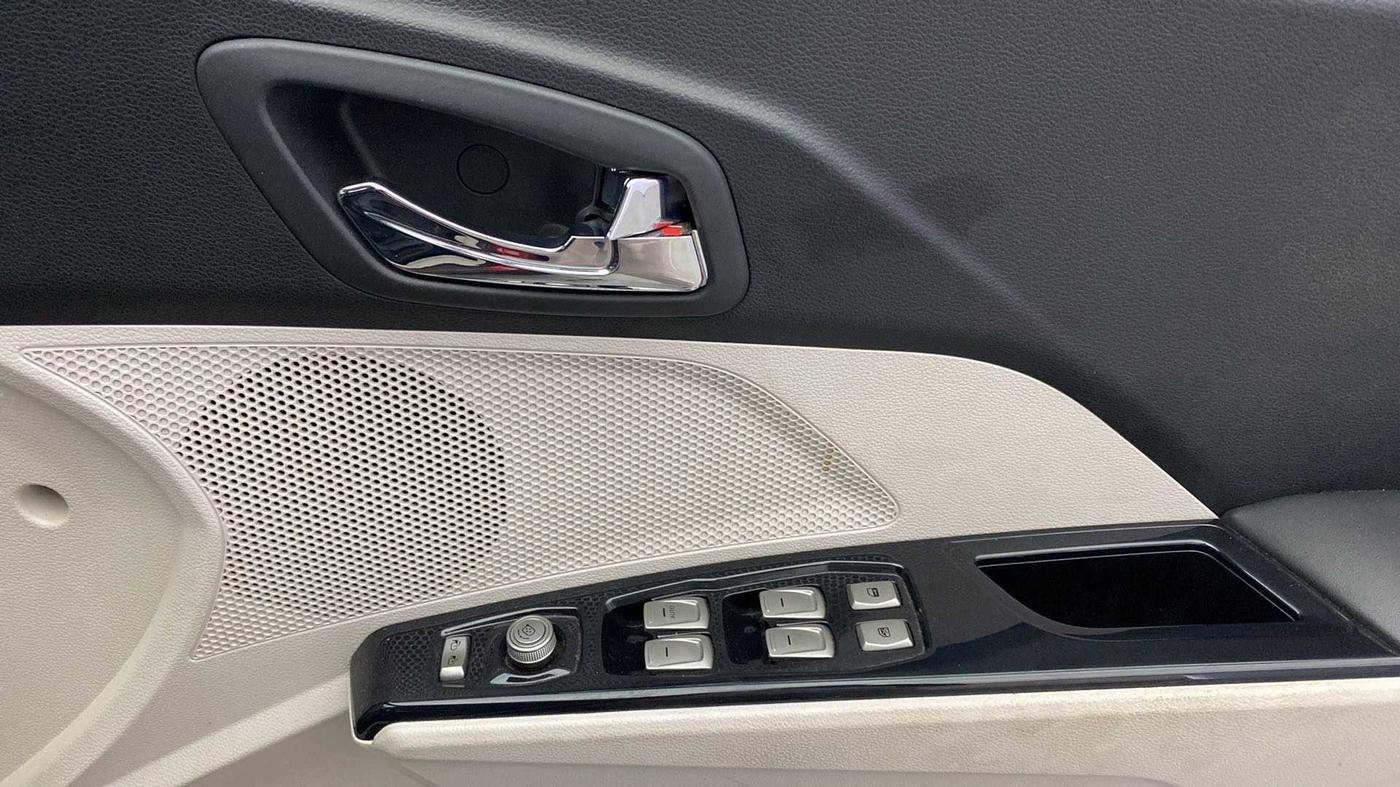 2020 Mahindra XUV300 W8 1.2 PETROL, Petrol, Manual, 26,135 km, Driver Side Door Panels Control