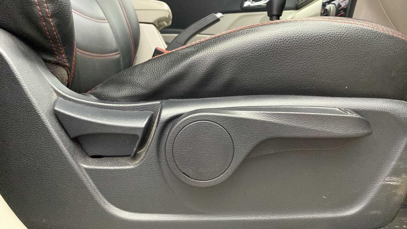 2020 Mahindra XUV300 W8 1.2 PETROL, Petrol, Manual, 26,135 km, Driver Side Adjustment Panel