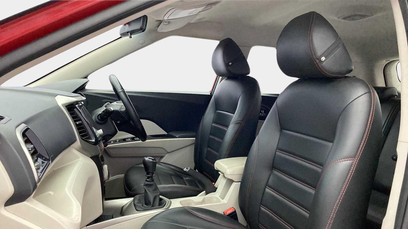 2020 Mahindra XUV300 W8 1.2 PETROL, Petrol, Manual, 26,135 km, Right Side Front Door Cabin