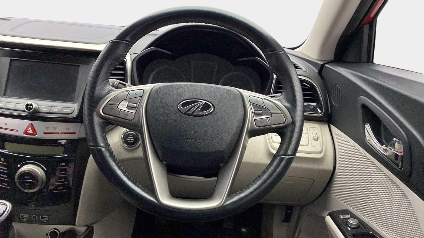 2020 Mahindra XUV300 W8 1.2 PETROL, Petrol, Manual, 26,135 km, Steering Wheel Close Up