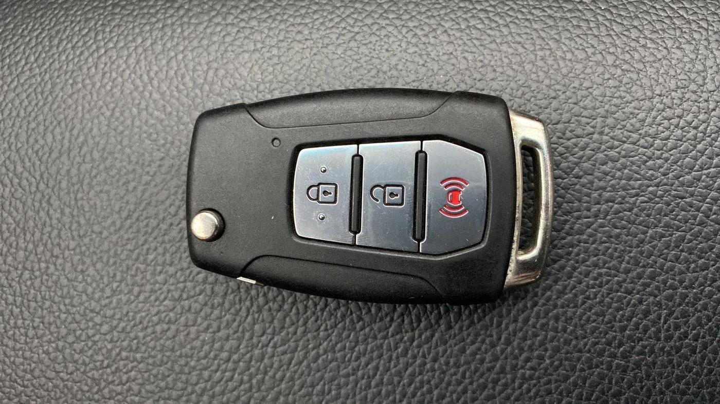 2020 Mahindra XUV300 W8 1.2 PETROL, Petrol, Manual, 26,135 km, Key Close Up