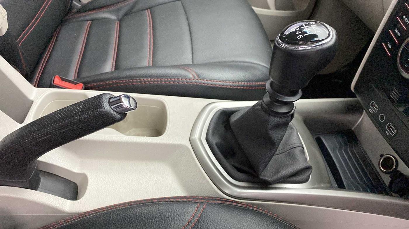 2020 Mahindra XUV300 W8 1.2 PETROL, Petrol, Manual, 26,135 km, Gear Lever