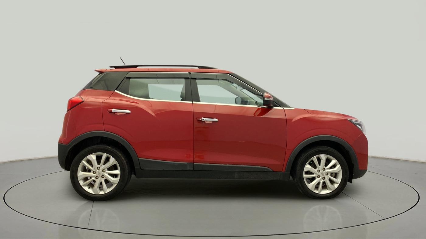 2020 Mahindra XUV300 W8 1.2 PETROL, Petrol, Manual, 26,135 km, Right Side View
