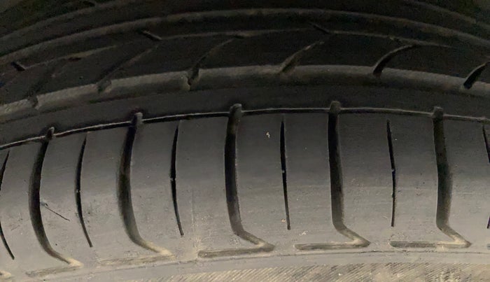 2014 Maruti Swift ZXI, Petrol, Manual, 85,001 km, Right Rear Tyre Tread