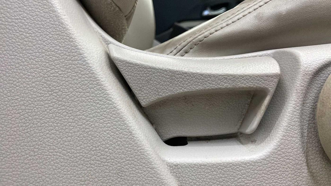 2019 Mahindra XUV300 W8 (O) 1.2 PETROL, Petrol, Manual, 56,963 km, Driver Side Adjustment Panel