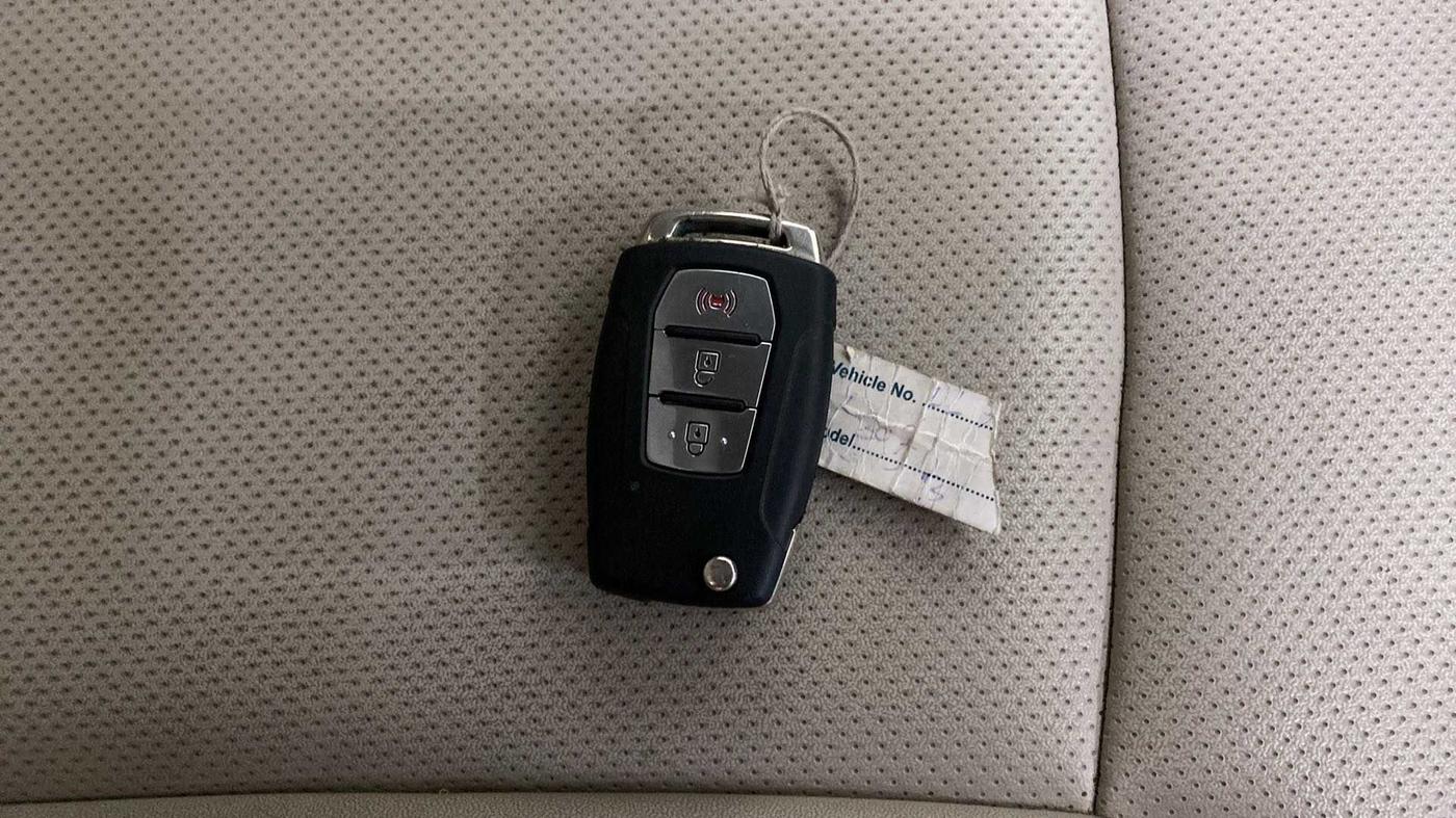 2019 Mahindra XUV300 W8 (O) 1.2 PETROL, Petrol, Manual, 56,963 km, Key Close Up