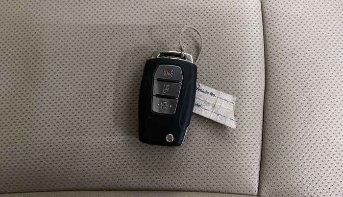 2019 Mahindra XUV300 W8 (O) 1.2 PETROL, Petrol, Manual, 56,963 km, Key Close Up