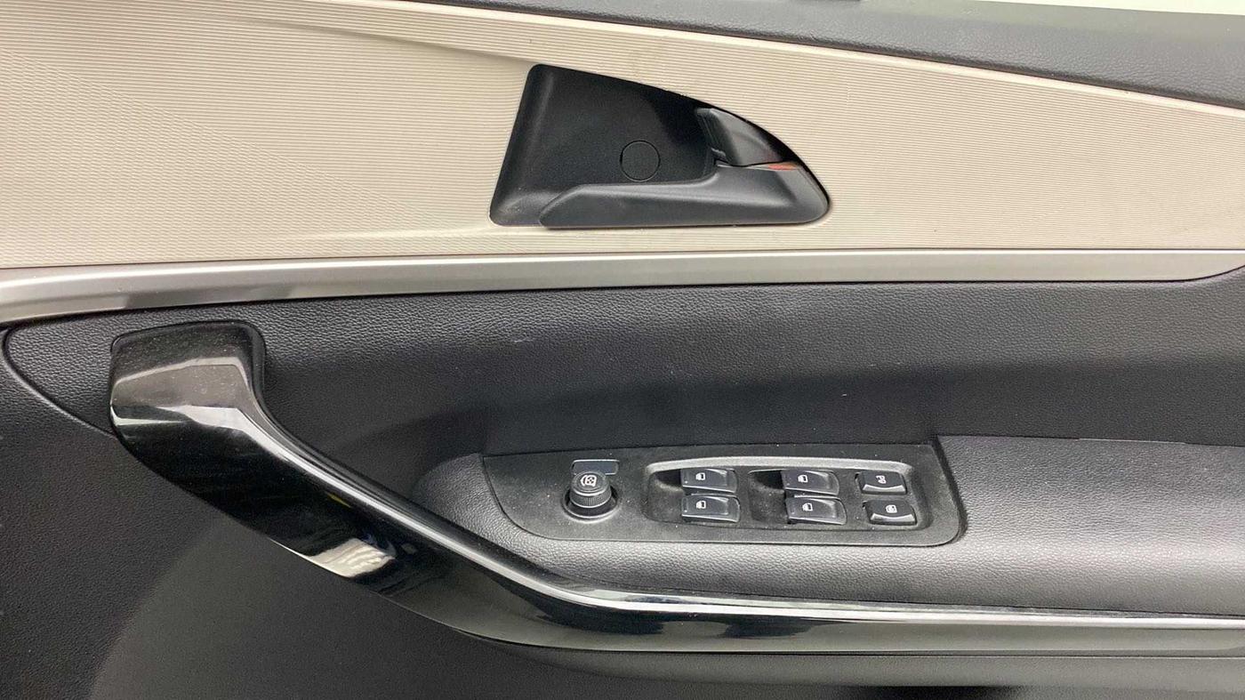 2022 Mahindra XUV700 AX 5 D MT 5 STR, Diesel, Manual, 30,506 km, Driver Side Door Panels Control